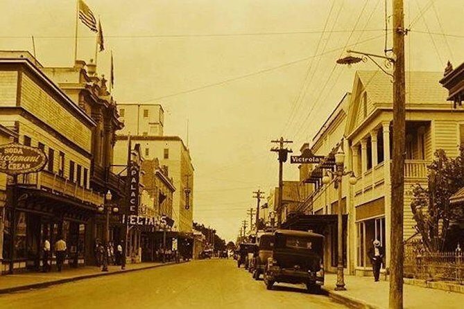 Key West Historic Bahama Village & Hemingway Heritage - Stop 4: Green Parrot Bar From 1890 Grocery to Icon Dive